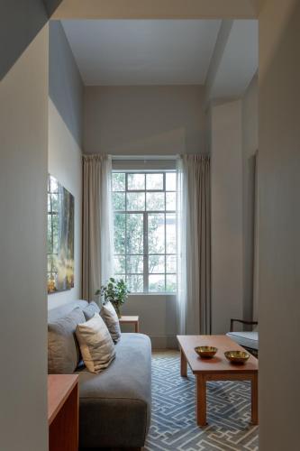 a living room with a couch and a table at Casa Bosque Eduviges in Guadalajara