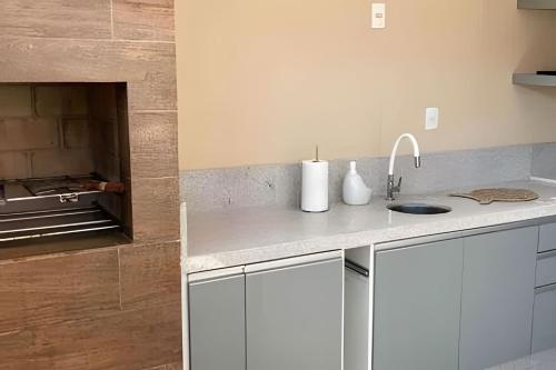 A cozinha ou kitchenette de Agradável Casa em Cond de frente para a Praia Rasa