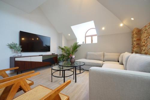 TV a/nebo společenská místnost v ubytování La Cuadra By Wynwood House