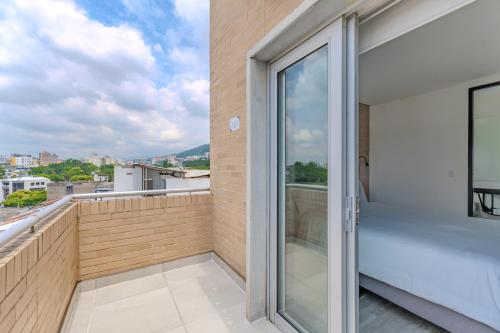 a balcony with a view of the city at Hotel Quinta Norte Chipichape in Cali