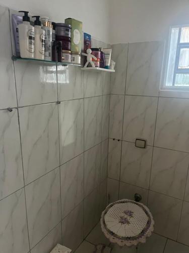 un bagno con doccia e WC al suo interno di Luar a São Thomé das Letras