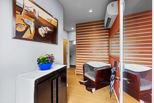 une petite chambre avec un banc et une table dans l'établissement Perch - Indo Haven, à Seattle