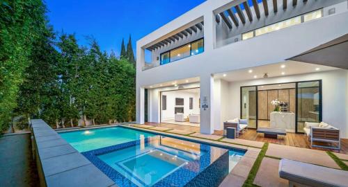 ロサンゼルスにあるLuxurious Retreat - Modern House with Poolの正面にプールがある家