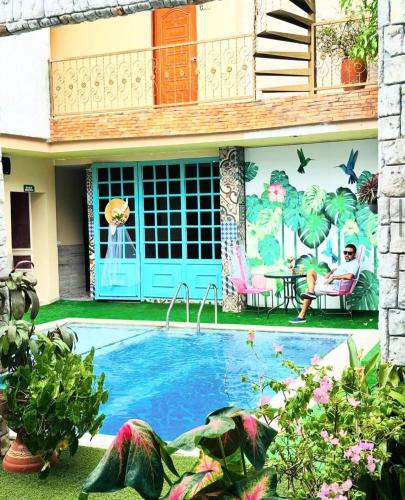a house with a swimming pool in the yard at Hotel Colonial Bapa La Jagua in La Jagua de Ibirico