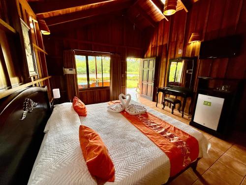 a bedroom with a large bed in a room at Hotel La Pradera del Arenal in Fortuna