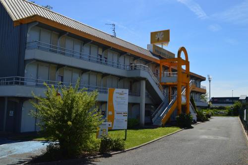 Un escalier mène à ce bâtiment. dans l'établissement Premiere Classe Bordeaux Sud Villenave D'ornon, à Villenave-dʼOrnon