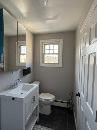Bilik mandi di Modern Apartment 3BR 1BD West New York 15 minutes to NYC