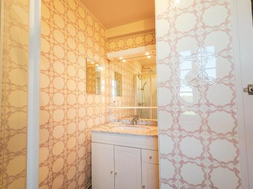 a bathroom with a sink and a mirror at Ancienne fermette à Aigurande: nature, proche Creuse, 1 chambre, jardin privé, barbecue, garage - FR-1-591-1 in Aigurande