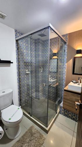 a bathroom with a shower with a toilet and a sink at A07 SUITE WHITE para 1 a 2 personas, Especialistas en CORTAS, MEDIANAS Y LARGAS ESTANCIAS en IZCALLI TEPOTZOTLAN perfecto para Familias, Turistas, Contratistas, Estudiantes, Empresas A sólo 5 min Izcalli 5 min Esmeralda 20 min Satélite 25 min AIFA in Cuautitlán Izcalli
