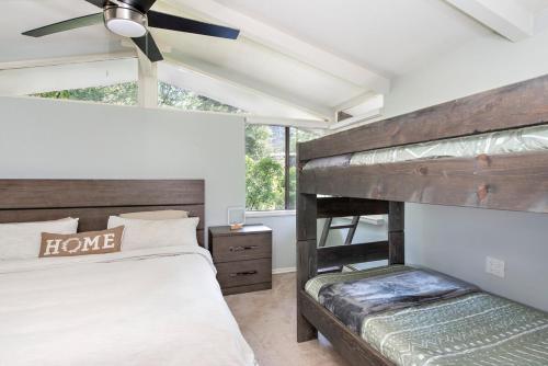 Ένα ή περισσότερα κρεβάτια σε δωμάτιο στο Million Dollar Creekside Treehouse Hottub Rafting Hiking Fishing and Mins to Glenwood and Hotsprings