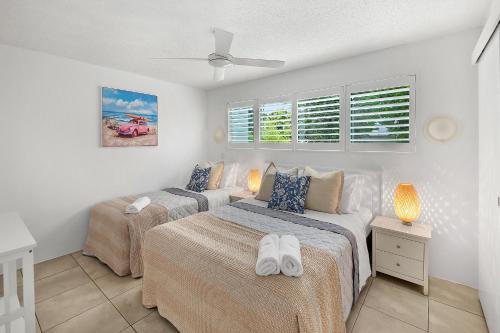 Кровать или кровати в номере Chez Noosa Holiday Apartments