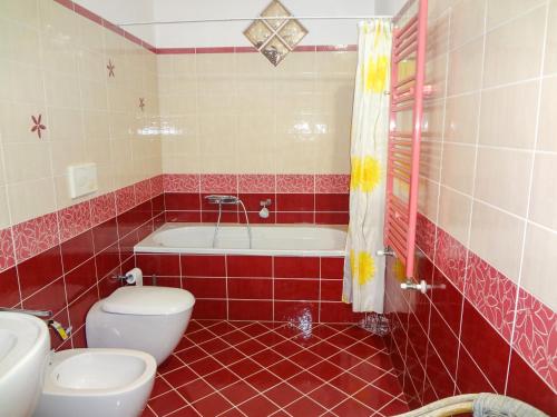 a bathroom with a toilet and a bath tub at Villa il Giglio in Montallegro