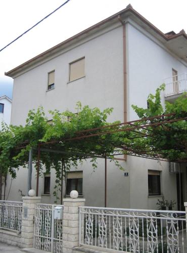 Apartments with parking spaces Kastel Stafilic, Kastela - 20662