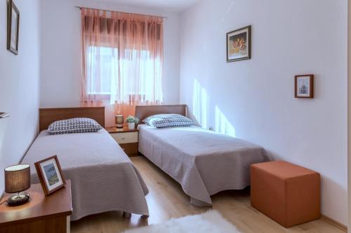 Apartments with parking space Kastel Stafilic, Kastela - 20662