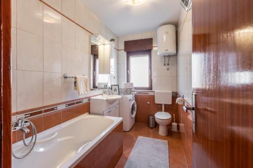 Apartments with parking space Kastel Stafilic, Kastela - 20662