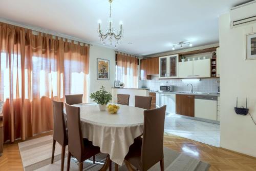 Apartments with parking space Kastel Stafilic, Kastela - 20662