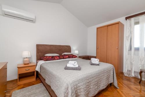une chambre avec un lit avec deux serviettes dessus dans l'établissement Family friendly house with a swimming pool Krnica, Marcana - 24375, à Krnica