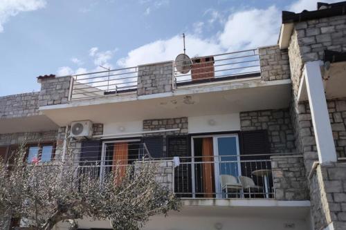 Apartments by the sea Stomorska, Solta - 24449