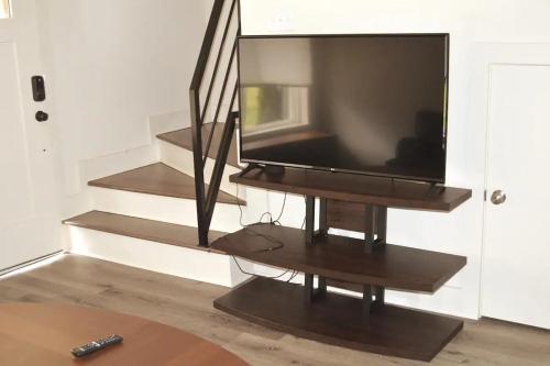 夏洛特312C State St Stylish 2BR Near Uptown Your Perfect Home Base!的客厅里的一个台面上看电视