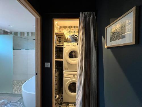 La salle de bains est pourvue d'un lave-linge et d'un sèche-linge. dans l'établissement Ti an Aod Beachfront Stone Cottage Sleeps 10 OI Collection Rentals, à La Celle-sous-Gouzon