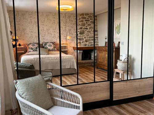 Cette chambre comprend 2 lits et un miroir. dans l'établissement Ti an Aod Beachfront Stone Cottage Sleeps 10 OI Collection Rentals, à La Celle-sous-Gouzon