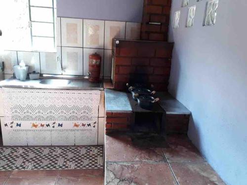 a kitchen with a sink and a stove at Recanto da Paz - Vale da Prata in Bocaina de Minas