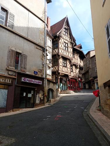 Photo de la galerie de l'établissement Acacia - Studio Center Thiers - Free Parking - Self-check-in, à Thiers