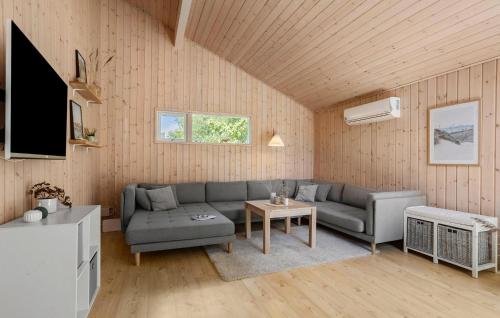 Ruang duduk di Cozy Home In Sæby With Sauna