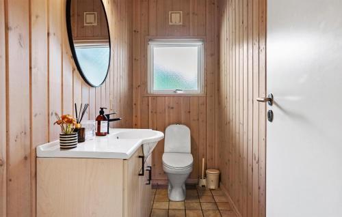 Bilik mandi di Cozy Home In Sæby With Sauna