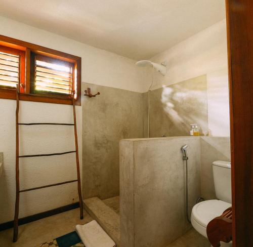 a bathroom with a shower and a toilet at Pousada Ó Paí, Ó in Caraíva