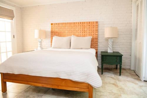 a bedroom with a large bed and two lamps at Captains Courtyard - Heart of Historic Downtown Wilmington - 48 Firepit - Turf Yard in Wilmington
