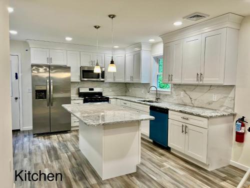 Kuchyň nebo kuchyňský kout v ubytování Beach House By The Bay, Sleeps 19, 9 Car Parking