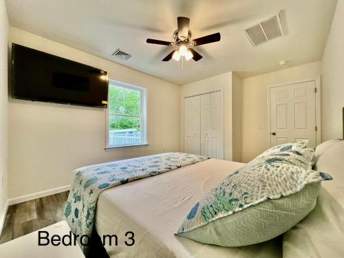 Postel nebo postele na pokoji v ubytování Beach House By The Bay, Sleeps 19, 9 Car Parking