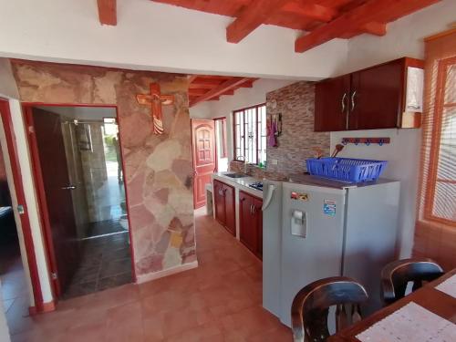 Una cocina o cocineta en Cabaña Chalet La Lomita
