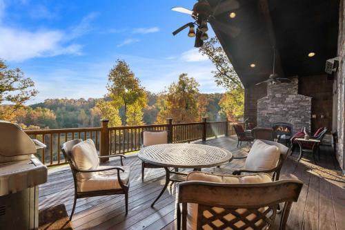 una terraza con mesa, sillas y chimenea en The Lodge at Rock Canyon, en Branson