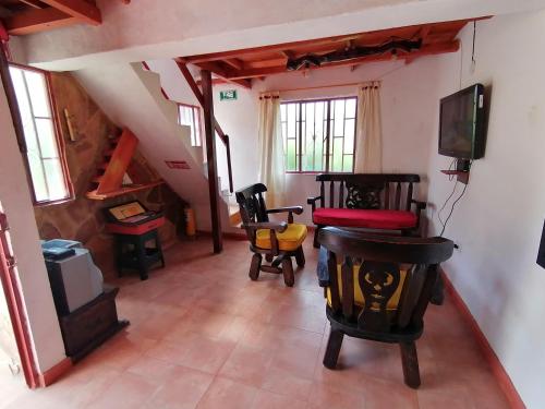 Una televisión o centro de entretenimiento en Cabaña Chalet La Lomita