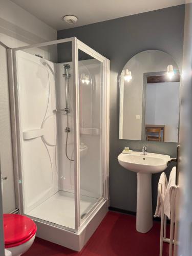 une salle de bain avec douche et lavabo dans l'établissement Hôtel de l Héritage, à Crannes-en-Champagne