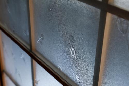 a close up of a glass window with rain on it at 吉野宮滝 サウナ付き-2025年9月1日以降-古民家 ちょうちんの宿 in Yoshino