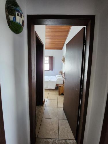 a hallway with a door leading to a bedroom at Casa Trindade in Tiradentes