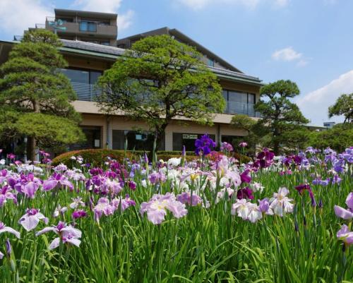 a field of flowers in front of a building at 夏美ホテル 303高级独栋别墅 独立卫浴 地铁站步行五分钟成田机场-羽田机场-上野-晴空塔一线直通 in Tokyo