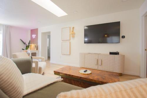 Una televisión o centro de entretenimiento en Bohemian Chic an Eclectic Escape-Hot Tub-Pet Friendly-No Pet Fees!