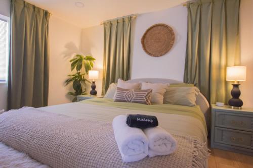 Una cama o camas en una habitación de Bohemian Chic an Eclectic Escape-Hot Tub-Pet Friendly-No Pet Fees!