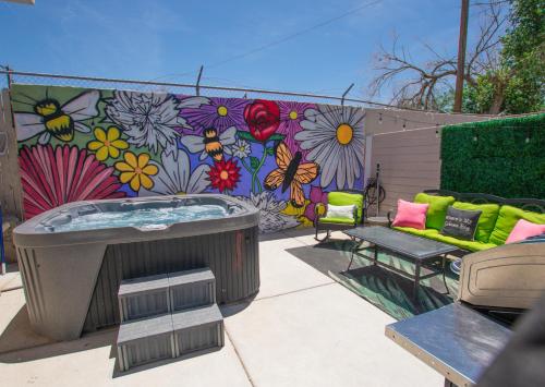 Un lugar para sentarse en Bohemian Chic an Eclectic Escape-Hot Tub-Pet Friendly-No Pet Fees!