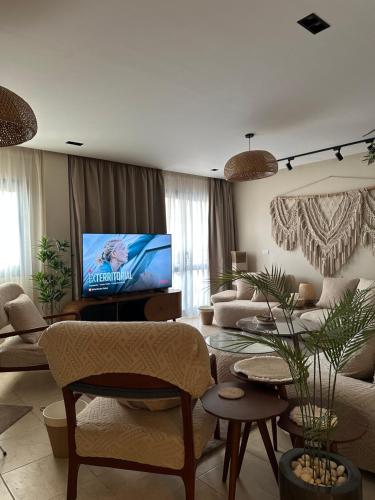TV a/nebo společenská místnost v ubytování فيلا خاصة بمنتجع هوليداي ان فانتازيا - راس سدر باطلالة على البحر