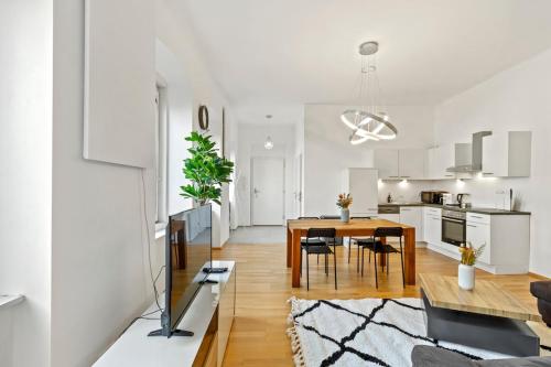 7 min to Shopping Street I 5 min to Train Station