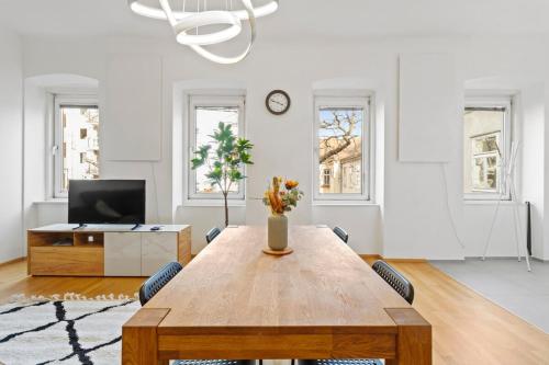 7 min to Shopping Street I 5 min to Train Station