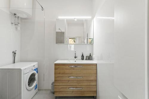 7 min to Shopping Street I 5 min to Train Station