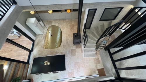 - une vue de tête sur une salle de bains pourvue d'une baignoire et d'un lavabo dans l'établissement LODGE ESCOVIEN Strasbourg, à Eschau