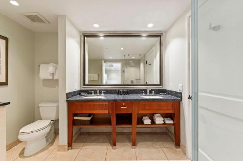 Ένα μπάνιο στο Extra large 1BR LUXURY resort condo with MASSIVE outdoor space & balcony