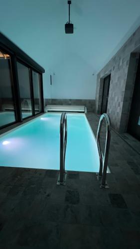 une piscine éclairée la nuit dans l'établissement LODGE ESCOVIEN Strasbourg, à Eschau